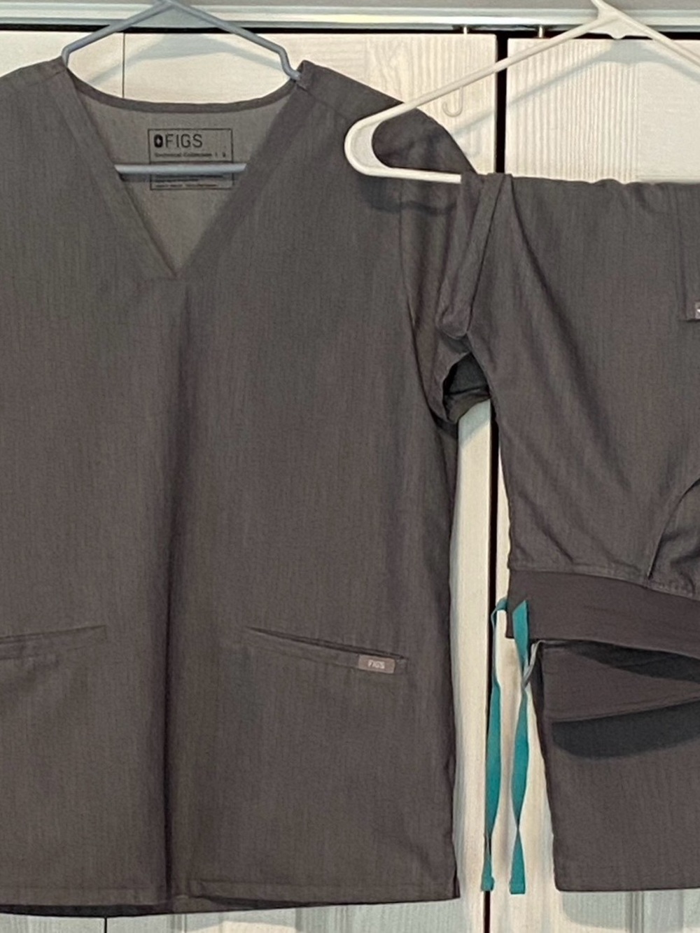 Figs Women's Gray Scrub Top and Pant Set - Small/Petite